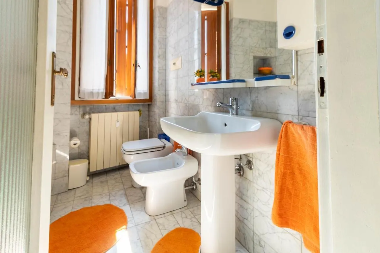 Apartament La Chicca Sui Tetti Desenzano del Garda 0*,  Włochy